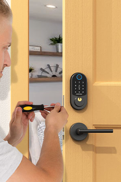 Otev&iacute;r&aacute;n&iacute; z&aacute;mků/dveř&iacute;.